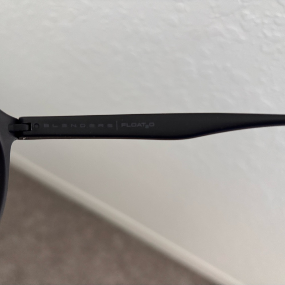 Blenders H2O floating Black Sunglasses with Pink Lenses - Picture 2 of 3